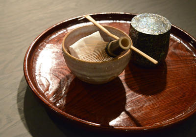 欅杢目沈金銘々盆 （鵜の目 鷹の目」 お盆を使って、楽しむ